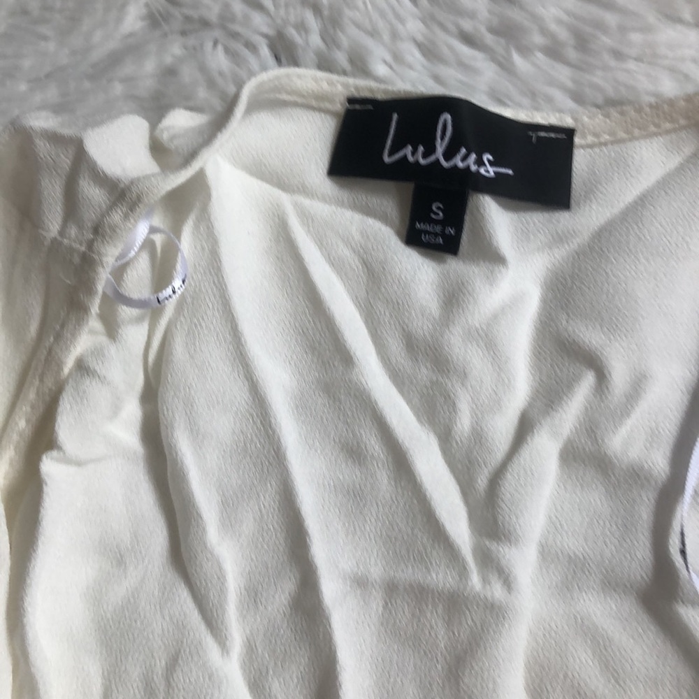 Lulu’s NWT white bell sleeve wrap top 🔥 - Picture 3 of 8